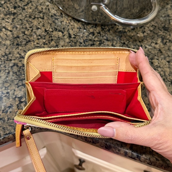 Dooney & Bourke Pink and Cream Chevron Wristlet - Picture 4 of 7